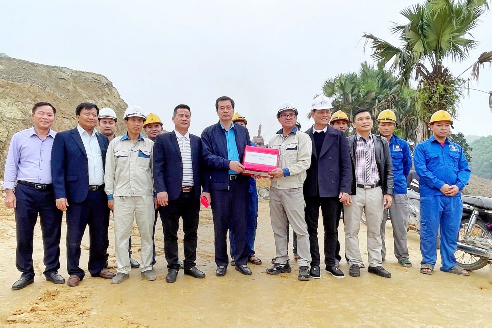 Tet không nghỉ trên cao tốc Tuyên Quang – Hà Giang, công đoàn Xây dựng Việt Nam tiếp lửa công trường