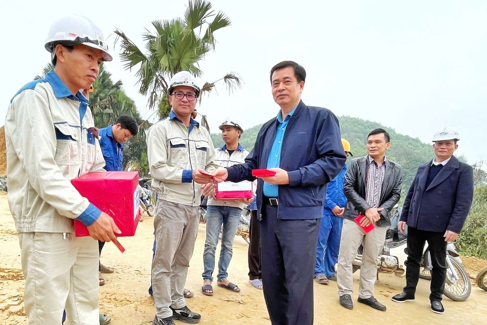 Tet không nghỉ trên cao tốc Tuyên Quang – Hà Giang, công đoàn Xây dựng Việt Nam tiếp lửa công trường 5