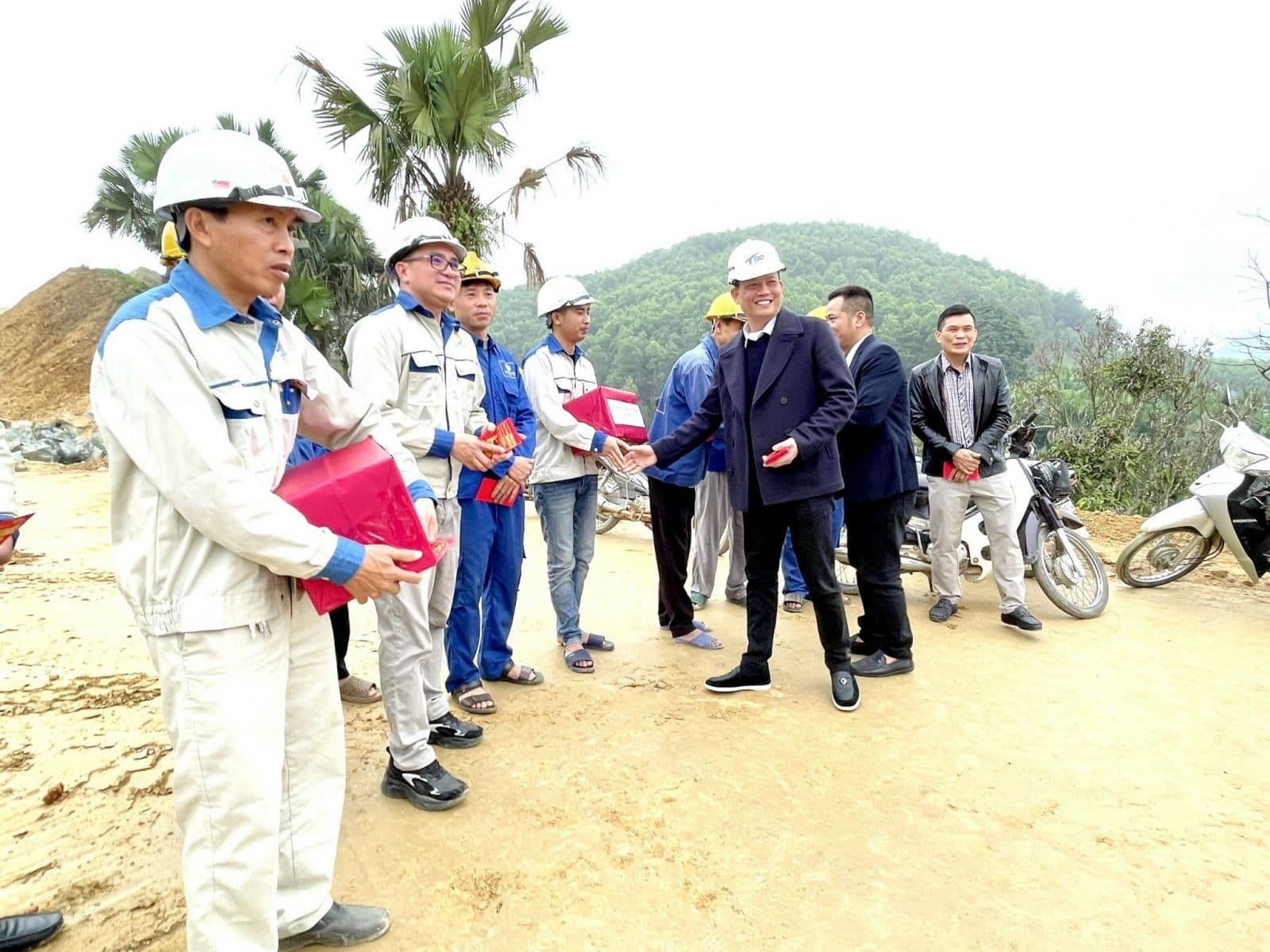 Tet không nghỉ trên cao tốc Tuyên Quang – Hà Giang, công đoàn Xây dựng Việt Nam tiếp lửa công trường 7