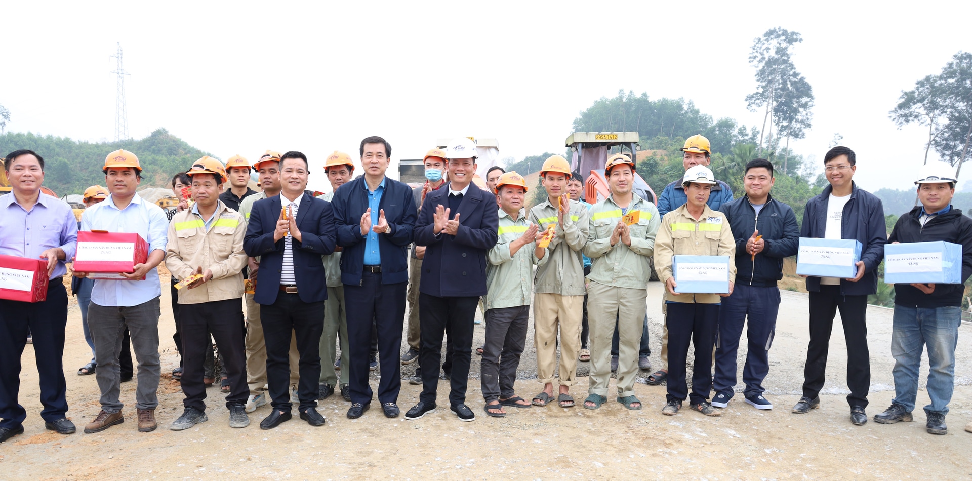 Công đoàn Xây dựng Việt Nam thăm, tặng quà đoàn viên, người lao động Tập đoàn Xây dựng Đông Dương trong ngày ra quân đầu năm trên tuyến cao tốc Tuyên Quang – Hà Giang